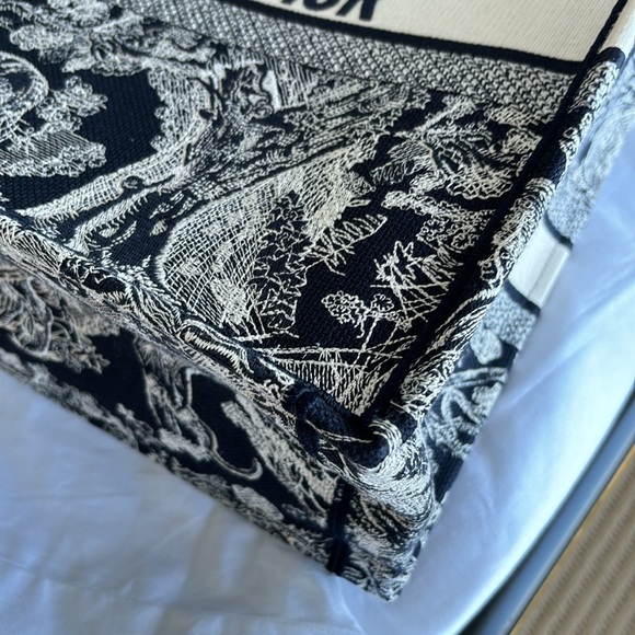 Dior large Book tote in Navy Blue. - Picture 10 of 16